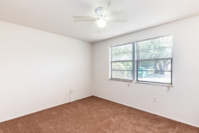 Building Photo - IDEAL CENTRAL LOCATION IN PORT CHARLOTTE