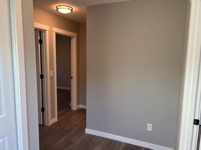 Building Photo - Newer 3 bedroom 2.5 bathroom duplex in Thu...