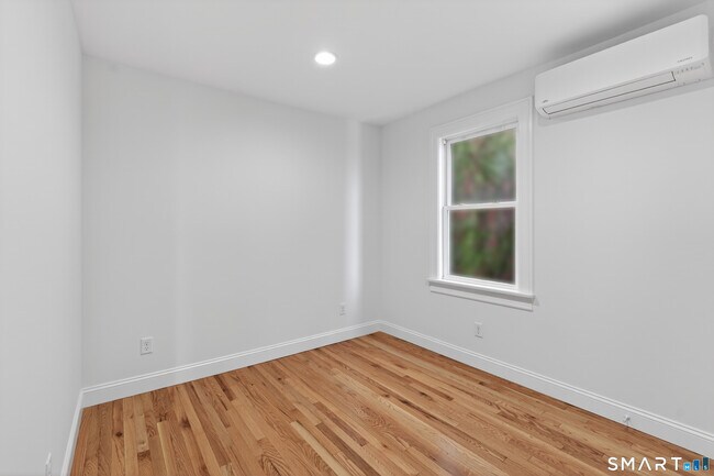 Building Photo - 136 Bank St