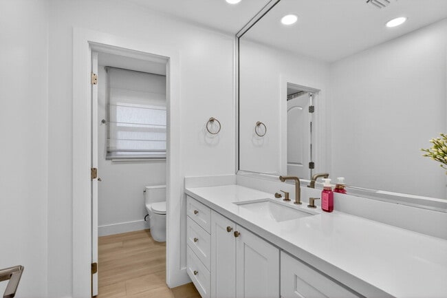 Building Photo - 937 SW 34th Ct