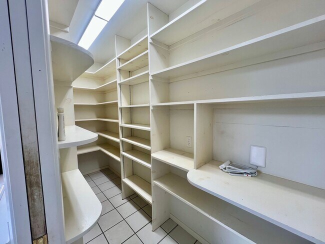 Building Photo - Large 4 bedroom 3 bathroom home in Pacific...