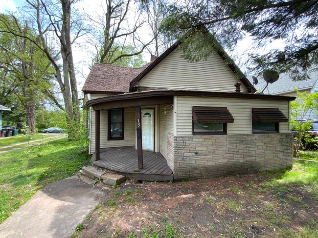 Primary Photo - 35 Lake St