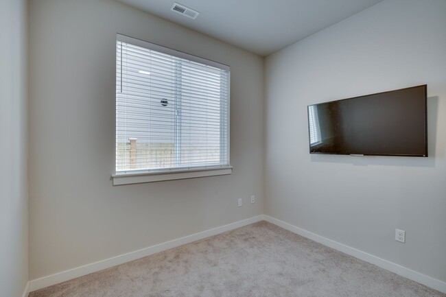Building Photo - 5 Bed PLUS Bonus Space with hot tub in Mar...