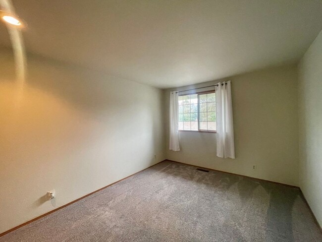 Building Photo - 4 bedroom, 2.5 Bath House in Mukilteo, $3995 per month