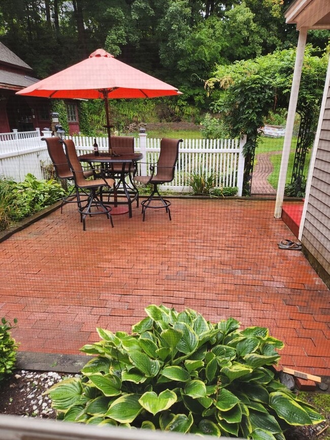 Building Photo - Beautifully Furnished Three Bedroom Home