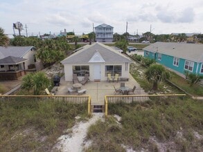 Building Photo - Charming Beach-Front 4bd Home