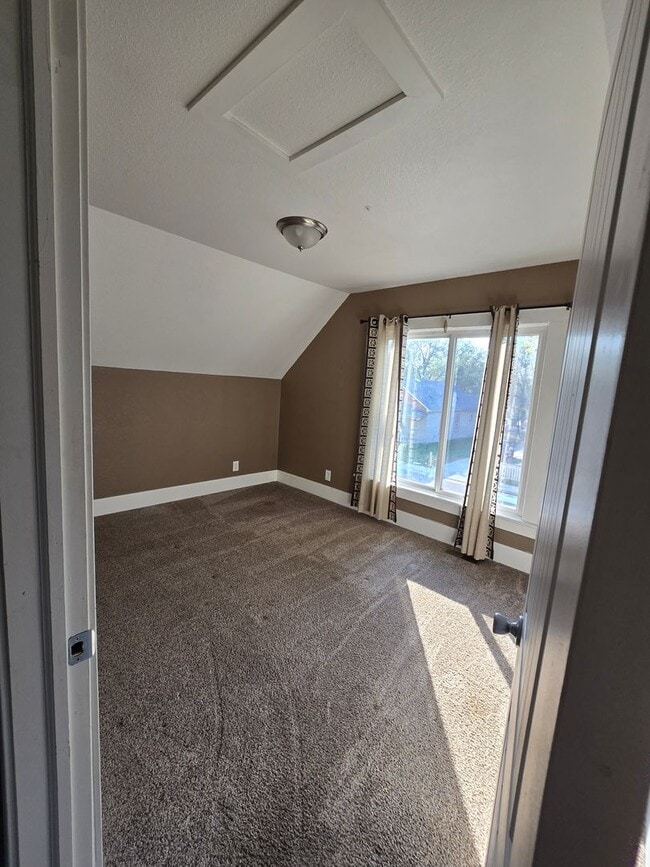 Building Photo - 2 Bed 1.5 Bath