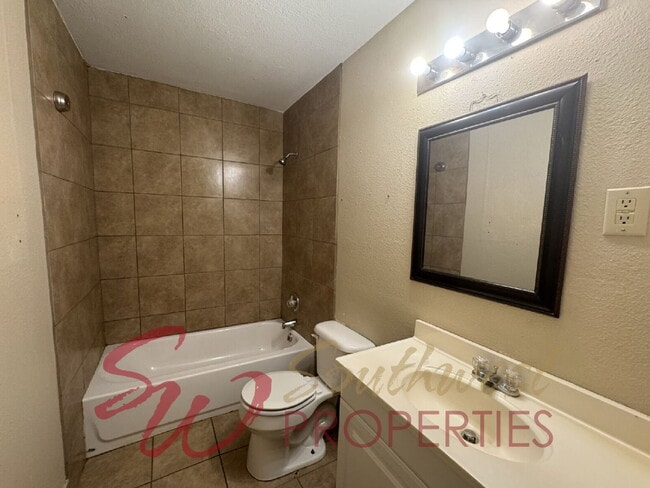 Building Photo - 3 bedroom 1 bath with large bedrooms! Easy walk to campus!