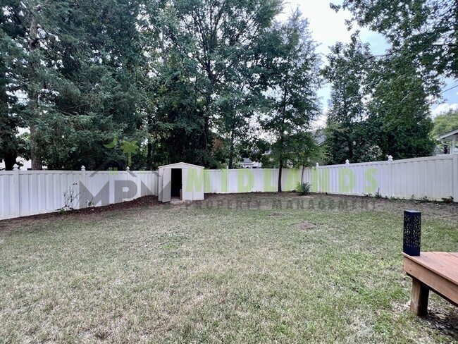 Building Photo - 523 Whitewater Dr