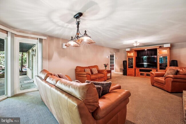 Building Photo - 9454 Newbridge Dr