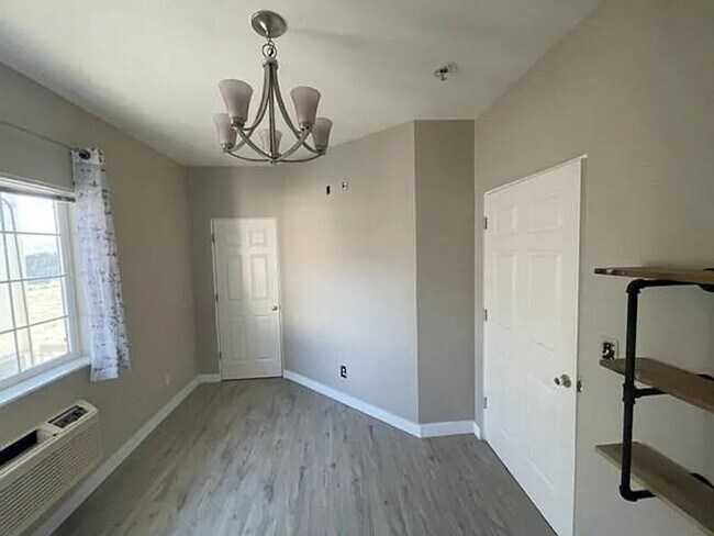 Building Photo - Beautiful country living!