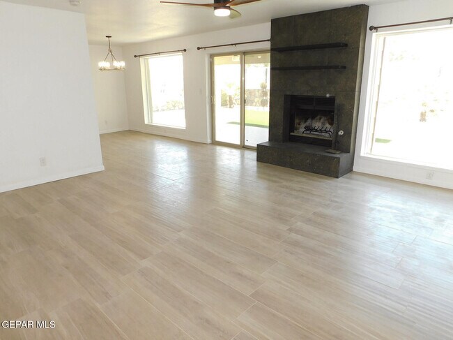 Building Photo - 617 Colchester Dr