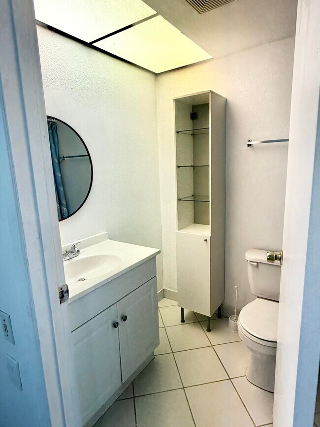 Building Photo - 1101 Bahama Bend