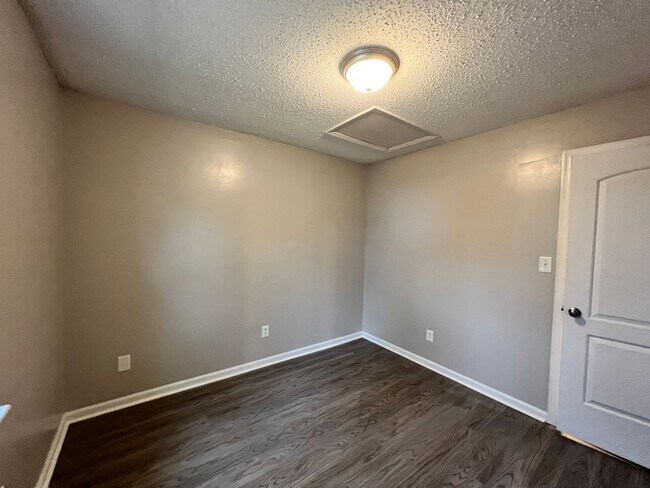 Building Photo - Four bedroom home in Norfolk - Beautiful Backyard