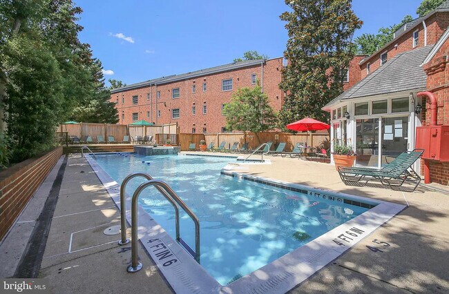 Building Photo - 1624 W Abingdon Dr