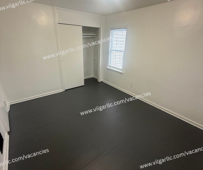 Building Photo - For Rent - 3 Bedroom, 1 Bathroom Home