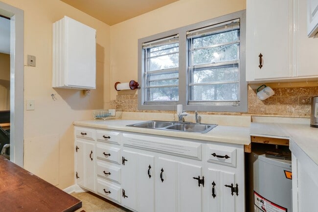 Building Photo - Cozy 2 Bed/1 Bath House, Park Like Setting, Pet Friendly, Fenced Yard