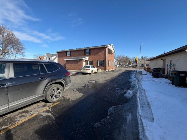 Building Photo - 706 1st St S