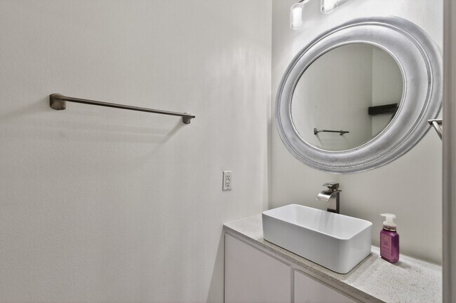 Building Photo - 918 Ivycroft Ln