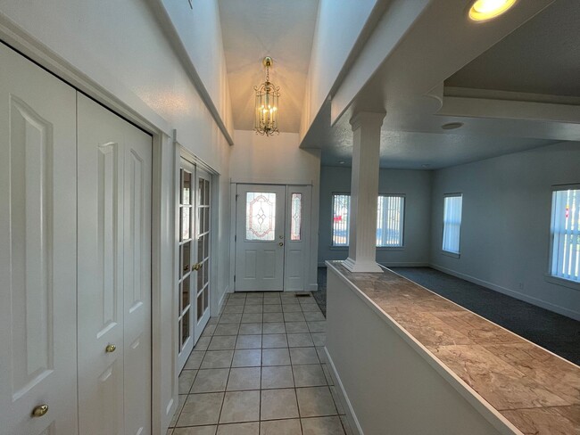 Building Photo - Lovely 3 Bed 2 Bath House in River Road Area