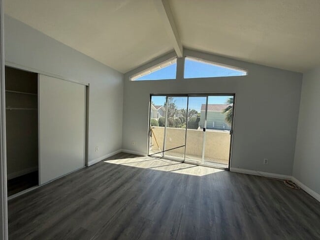 Building Photo - Remodeled Condo in Tustin