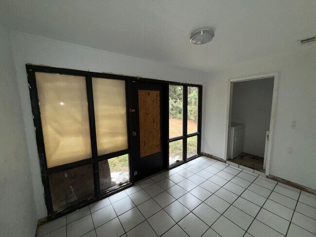 Building Photo - Spacious 2/2 in SW Gainesville – W/D Included!