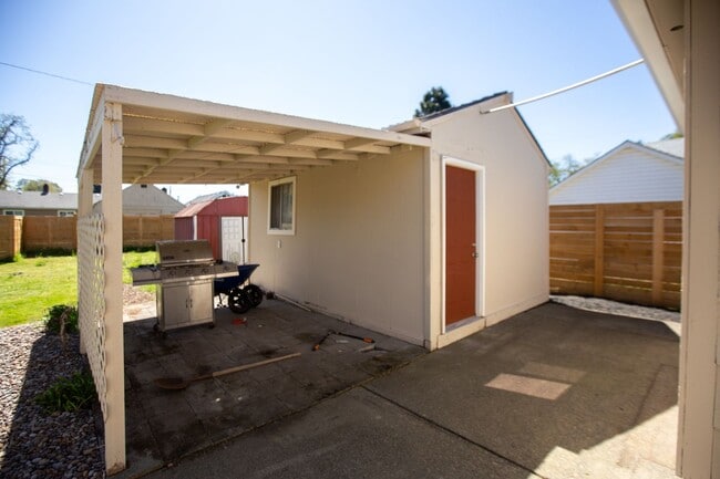 Building Photo - 2 Bedroom 1 Bath SE Salem Home ** Large Fenced In Yard