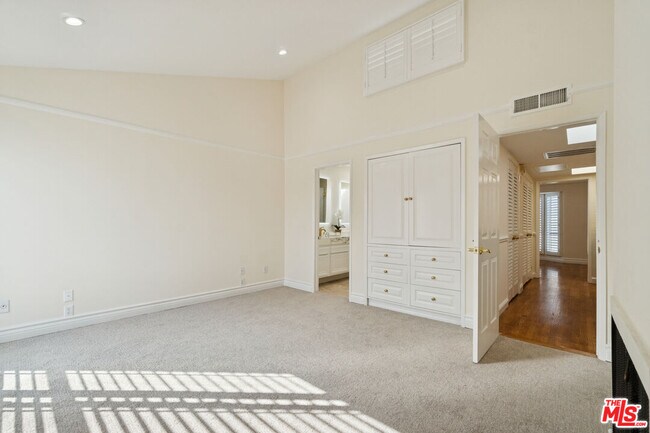 Building Photo - 880 Hilldale Ave