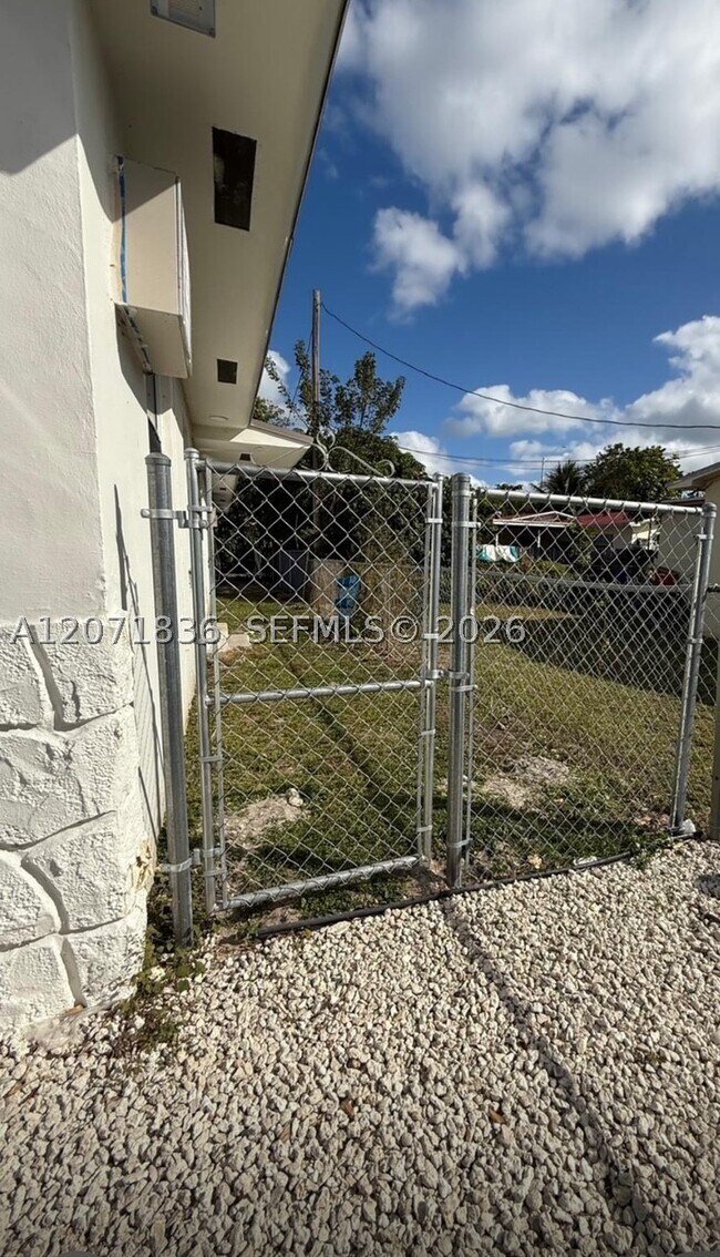 Building Photo - 15941 NE 18th Ct
