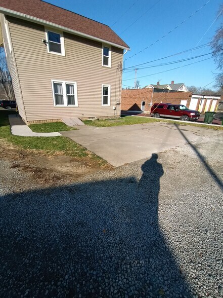 Parkin in rear - 898 1st St NE