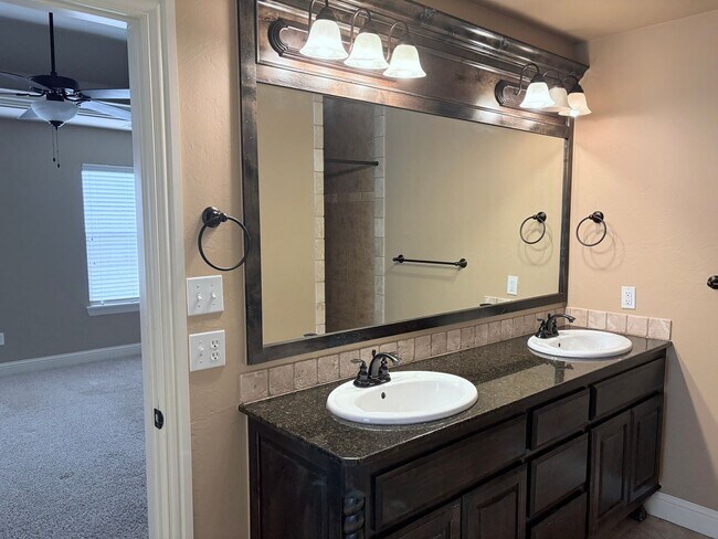 Building Photo - Large four bedroom home in Edmond