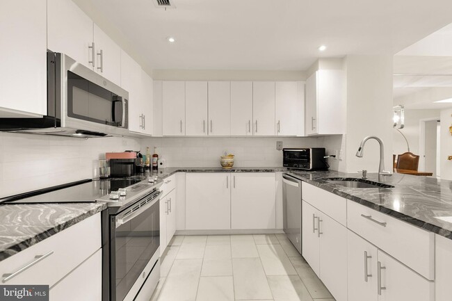 Building Photo - 2301 N Street NW Unit 606