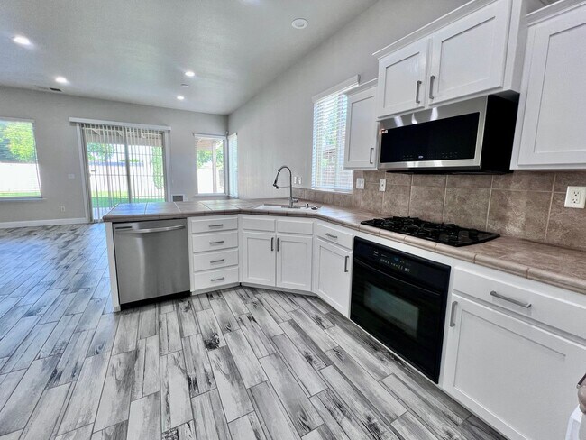 Building Photo - $2,895 Fowler & Church, Spacious 3 Bedroom...