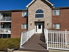 Building Photo - 636 Friars Ln