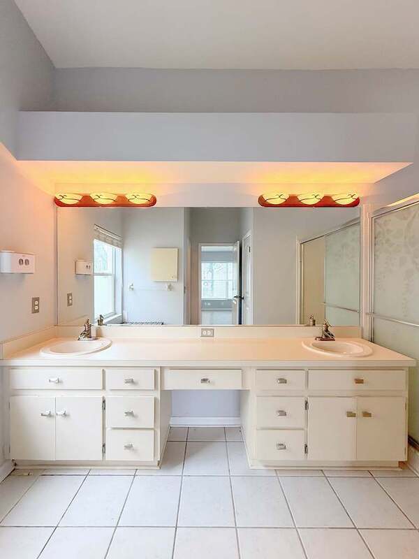 Building Photo - 1118 Hardwood Dr