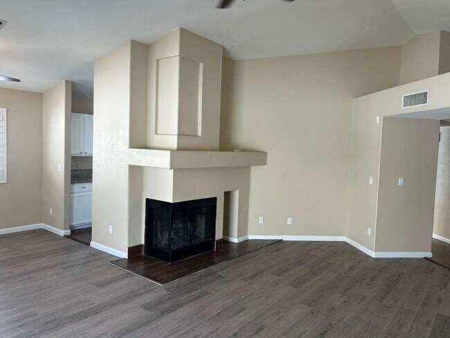 Building Photo - 15822 N 5th Ave