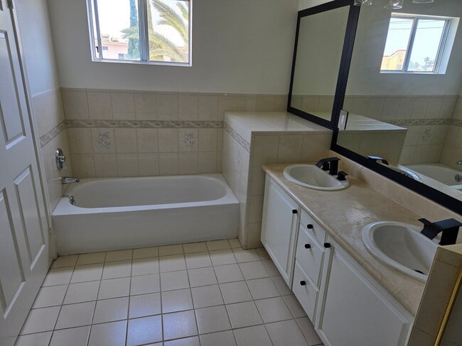 Building Photo - Great 2 Bedroom, 2.5 Bath in Los Angeles