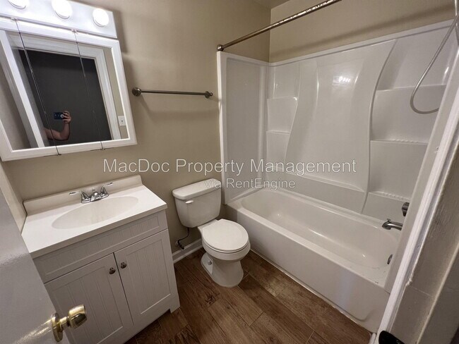 Building Photo - 14611 Earlham Ct