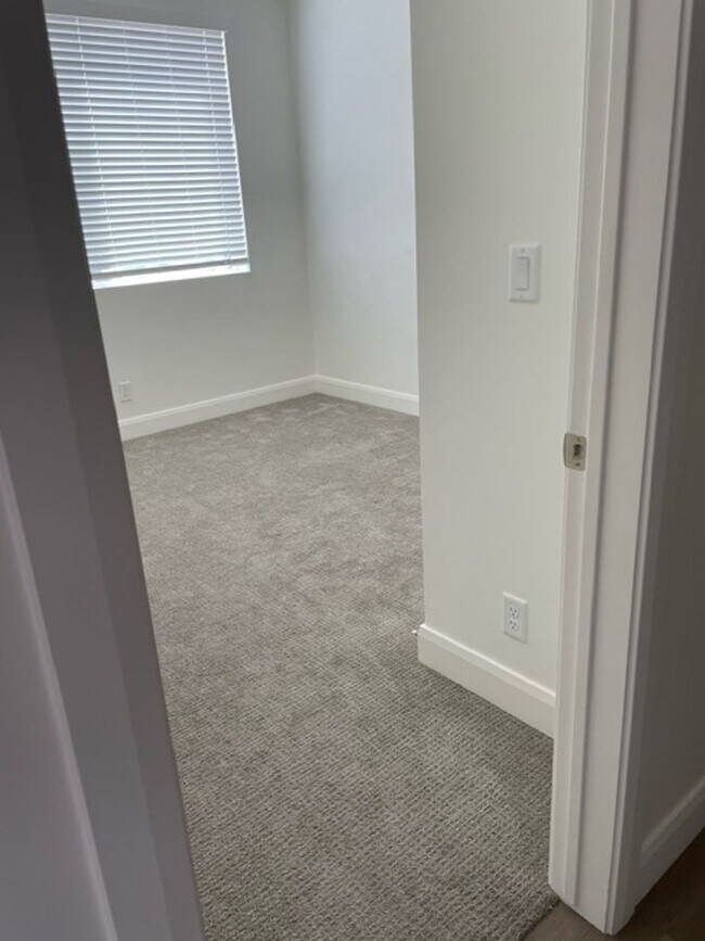 Building Photo - 3 Bedroom Condo in Desert Color with Flexible 6-12 Month Lease