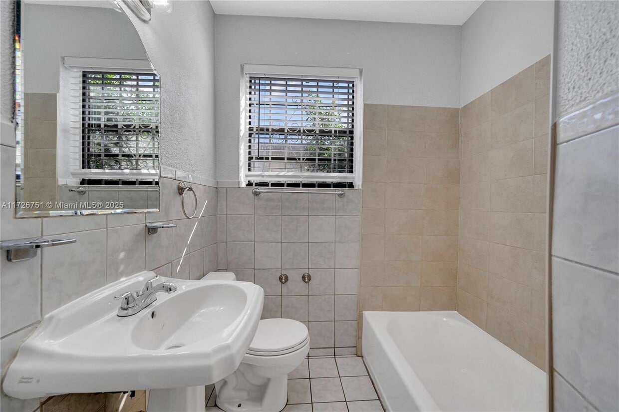 Building Photo - 319 NE 171st Ter