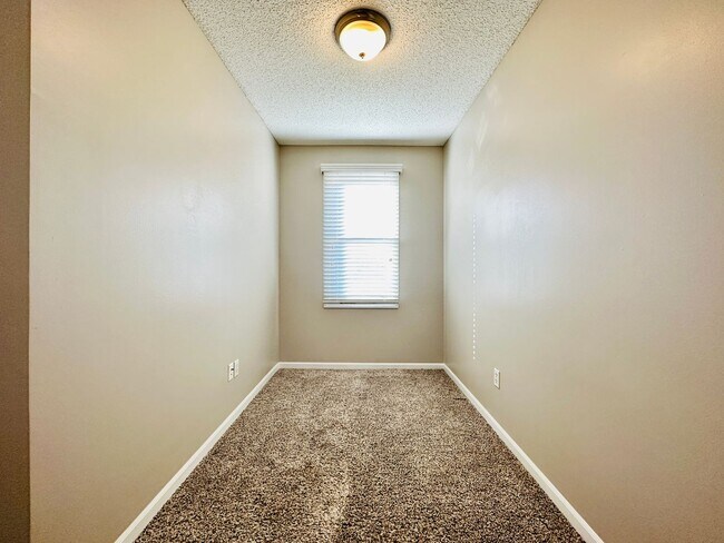 Building Photo - **BRAND NEW CARPETS** Beautiful Home in Bl...