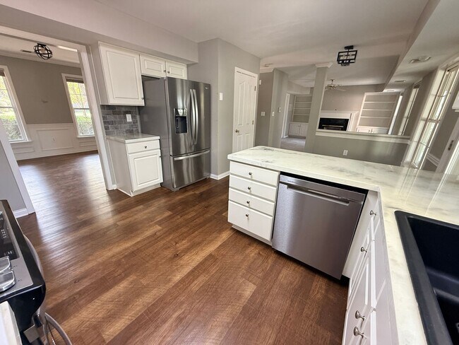 Building Photo - Spacious 4 Bed 2.5 Bath In Lexington!