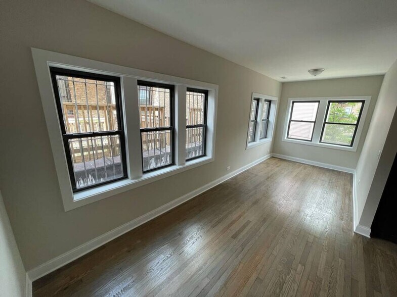 Building Photo - 3400 W Fullerton Ave