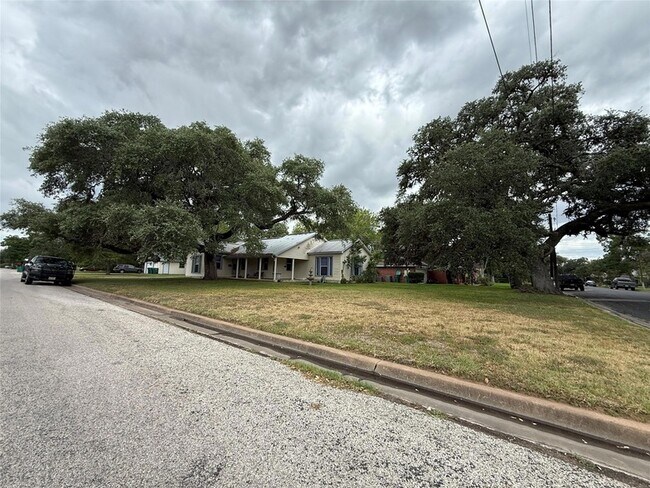 Building Photo - 231 E Live Oak St