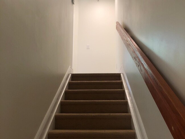 Building Photo - 2028 Alta Meadows Ln