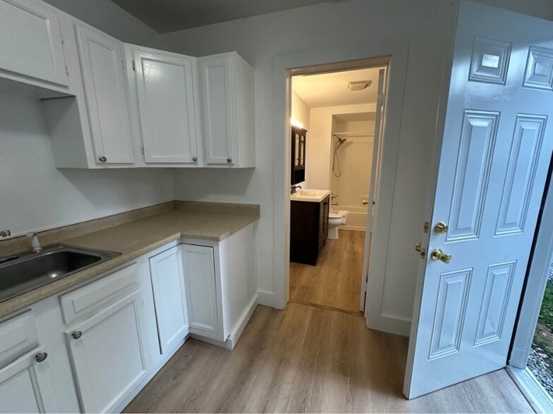 Building Photo - 5 Lake Ave