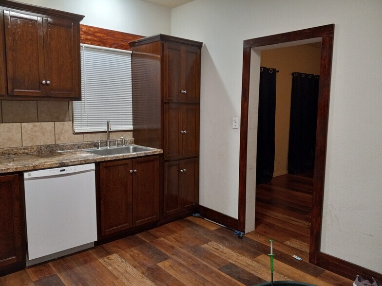 Kitchen - 202 E Avenue F