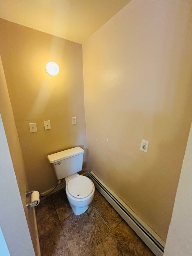 Building Photo - 3 bedroom 2 bathroom house