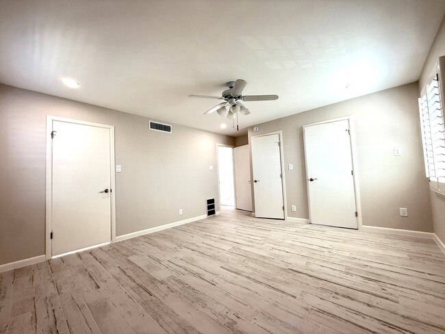 Building Photo - 500 Thunderbird Dr