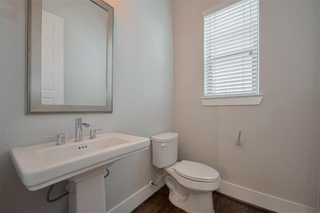 Building Photo - 5837 E Post Oak Ln
